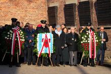 Sobreviventes no Muro da Morte onde foram executados a tiro milhares de prisioneiros em Auschwitz