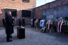 O Presidente da Polónia, o Diretor do Museu Estatal de Auschwitz-Birkenau e alguns sobreviventes em Auschwitz