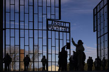 Pessoas visitam o campo de concentração nazi de Sachsenhausen, na Alemanha