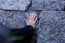 Sobrevivente toca no Muro da Morte em Auschwitz