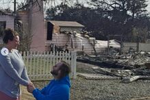 Casal fica noivo nos destroços de casa destruída pelas chamas
