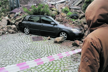 Em Tondela, a queda de muro soterrou carro