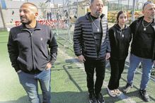 Familiares das vítimas no local do ataque