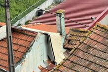 Queda de estrutura metálica destrói telhado de habitação em Matosinhos