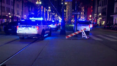 Sobe para 15 o número de mortos em atropelamento em massa na passagem de ano nos EUA. Suspeito já foi identificado