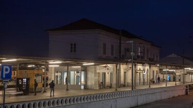 Comboio intercidades retido na estação de Coimbra devido a surto psicótico de passageiro 
