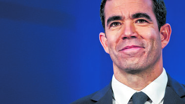 Insinuações sobre sair do armário: Leitão Amaro 'picado' com deputado do Chega