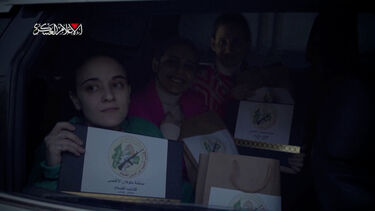 Hamas deu saco com ‘lembranças’ e certificados às três reféns libertadas 