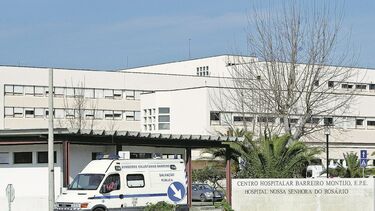 Homem esfaqueia e apedreja cabeça da ex-companheira junto à PSP do Montijo