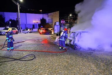 Fogo de artifício causa incêndio em carro