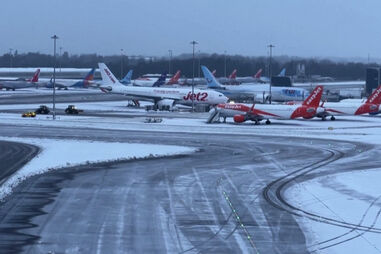 Neve afeta operações em aeroportos do Reino Unido e Alemanha