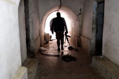 Reveladas imagens dos túneis e quartos que se escondiam debaixo de um dos pontos mais altos da Síria