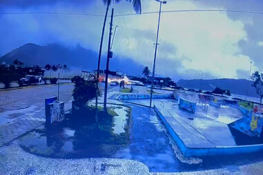 O momento em que pequeno avião invade praia e explode no litoral de São Paulo 