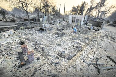 Milhares de pessoas obrigadas a deixar tudo para trás à medida que as chamas avançam