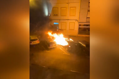 Dois carros e uma mota consumidos pelas chamas em Arroios