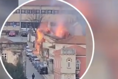 Desmoronamento de casa destrói carro após incêndio em São João da Madeira