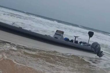 Lancha do narcotráfico dá à costa na praia de Faro