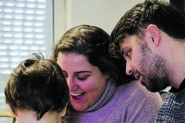 Vicente a brincar com os pais, Bruno Silva e Marta Medeiros