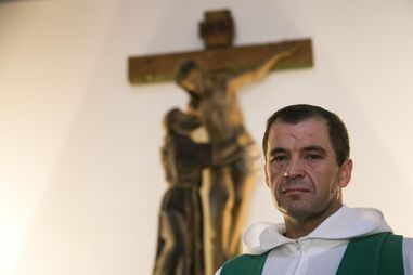 Padre convida funcionária de Paróquia em Lisboa para sexo a três