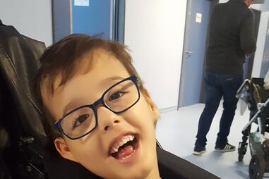 Polícias e bombeiros ajudam menino com paralisia cerebral