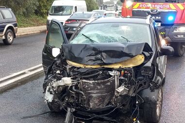 Marginal cortada cerca de 4 horas devido a colisão frontal entre dois carros que causou três feridos em Oeiras