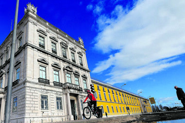 Fisco leiloa bens penhorados, incluindo imóveis e sucata, para recuperar dívidas