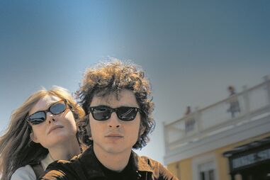 Elle Fanning e Timothée Chalamet numa cena do filme ‘A Complete Unknown’, que chega às nossas salas esta quinta-feira