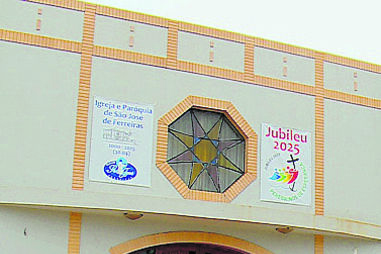 Ladrões levam moedas e portátil após arrombarem porta de igreja em Albufeira