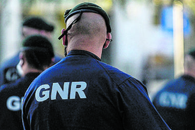 Militares que foram aos locais ficaram feridos 