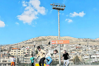 Crianças voltaram a brincar no local do ataque 