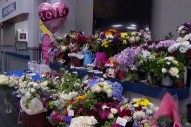 Flores e peluches para homenagear os jovens patinadores que morreram em colisão entre avião e helicóptero militar nos EUA