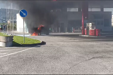 Carro consumido pelas chamas nas bombas da Cepsa em Sintra