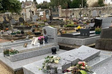 Túmulo de Jean-Marie Le Pen vandalizado com marreta