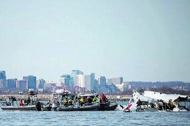 Avião caiu após colidir com helicóptero, matando 67 pessoas 