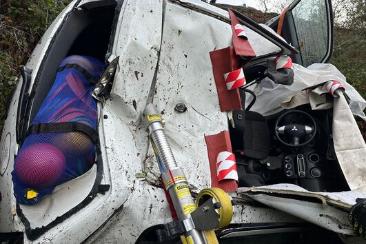 Carro despista-se e cai em ravina com cerca de 20 metros em Mondim de Basto