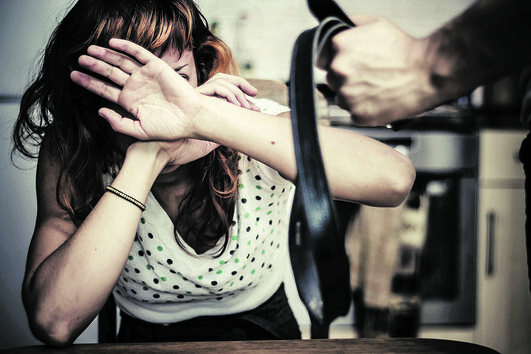 Agressor está acusado de quatro crimes de violência doméstica sobre a mulher e os três filhos menores 