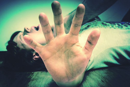 Sobrinha, prima e tia tentam violar mulher com uma colher de pau por vingança