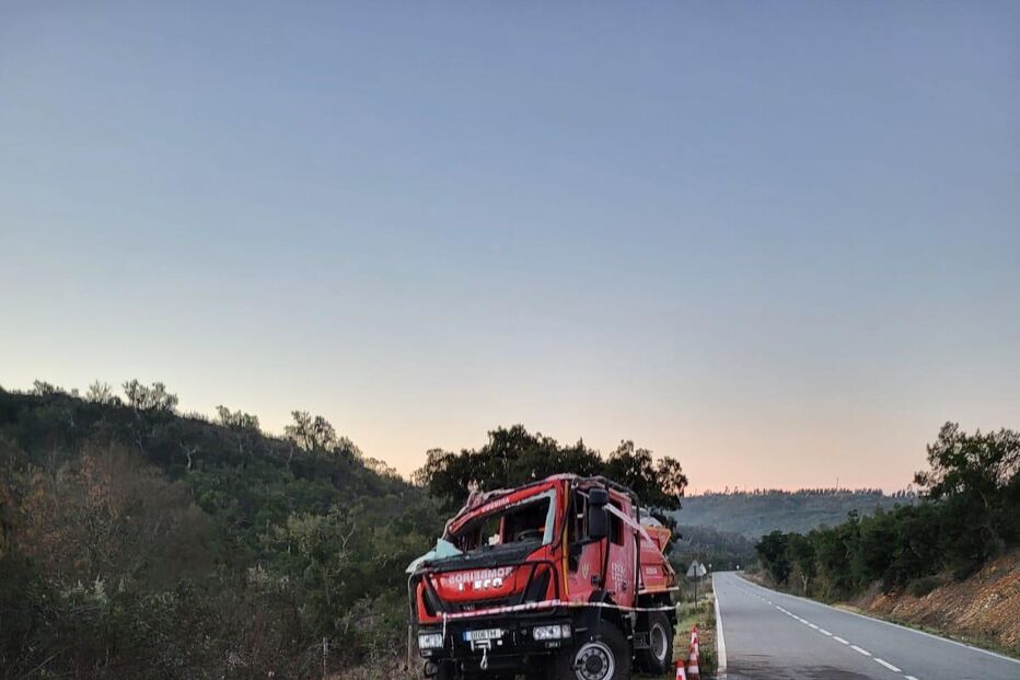 Viatura do despiste que envolveu cinco bombeiros de Odemira