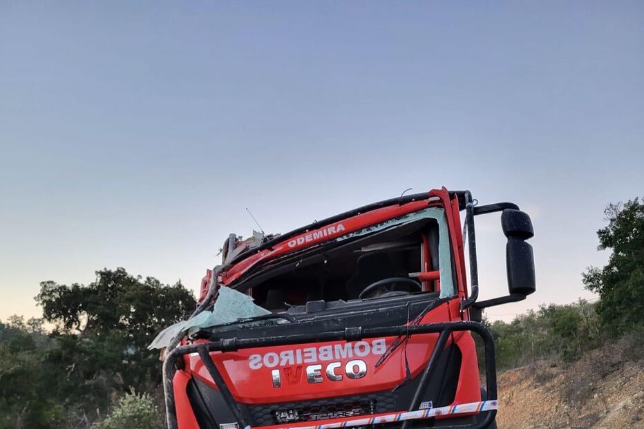 Viatura do despiste que envolveu cinco bombeiros de Odemira