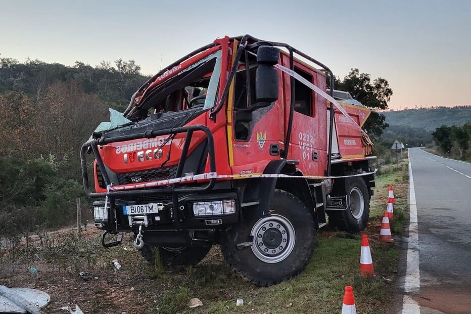 Viatura do despiste que envolveu cinco bombeiros de Odemira