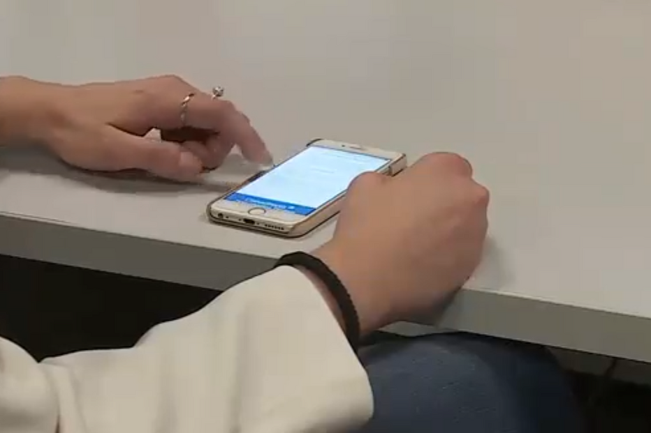 Funcionária do Ministério dos Negócios Estrangeiros obcecada por embaixador parte computador para tentar destruir provas