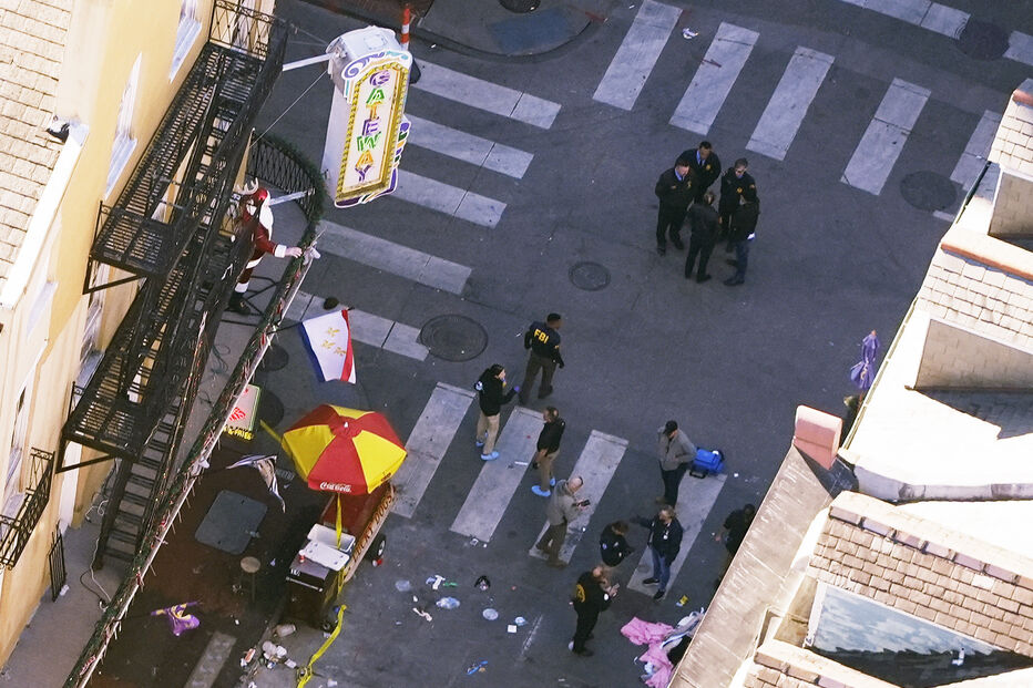 Bourbon Street acordou após a tragédia com lixo nas ruas, forte patrulhamento policial e agentes do FBI a recolher vestígios do crime