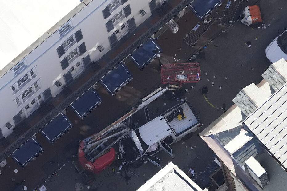 Bourbon Street acordou após a tragédia com lixo nas ruas, forte patrulhamento policial e agentes do FBI a recolher vestígios do crime