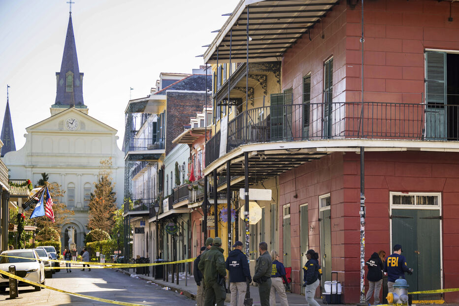 Bourbon Street acordou após a tragédia com lixo nas ruas, forte patrulhamento policial e agentes do FBI a recolher vestígios do crime