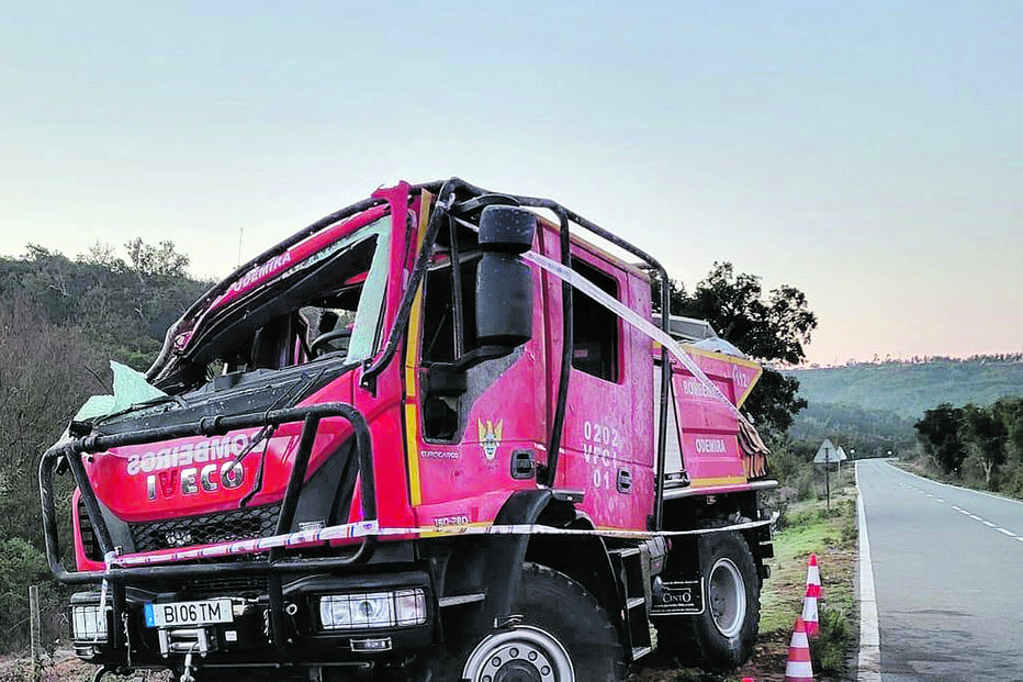 Viatura de combate a incêndios florestais ficou  destruída e com as vítimas no interior 