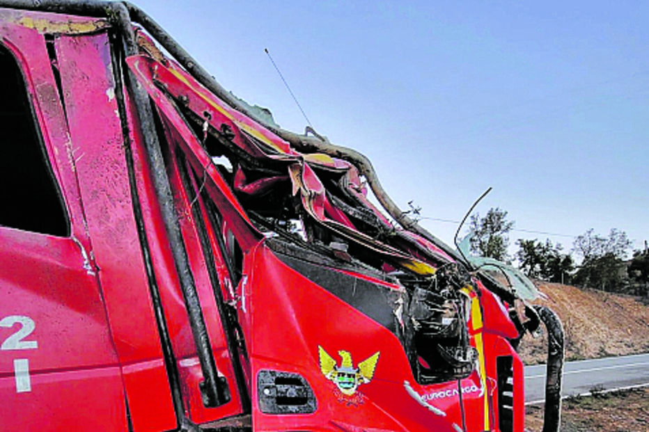 Viatura de combate a incêndios florestais ficou  destruída e com as vítimas no interior 