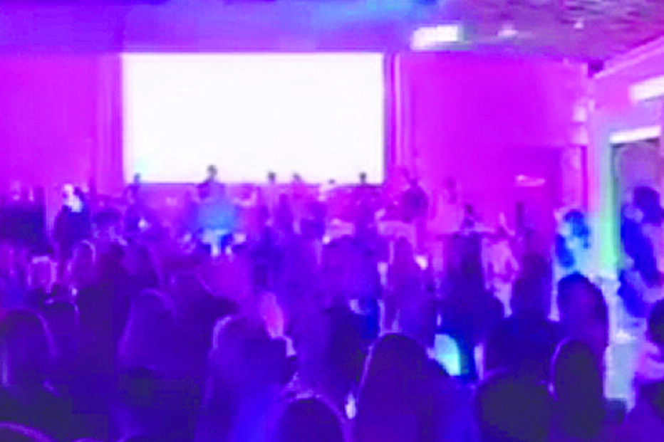 O casal tentou passar despercebido na festa