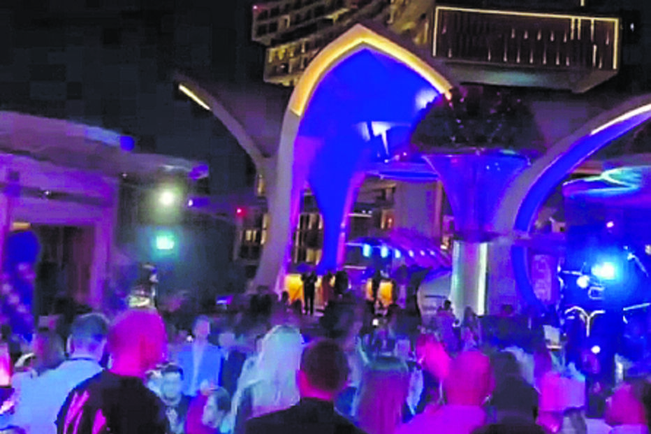 O casal tentou passar despercebido na festa