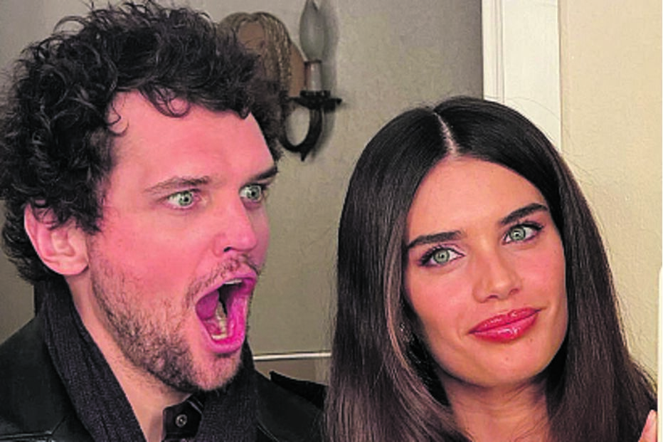 Sara Sampaio com Ray Nicholson