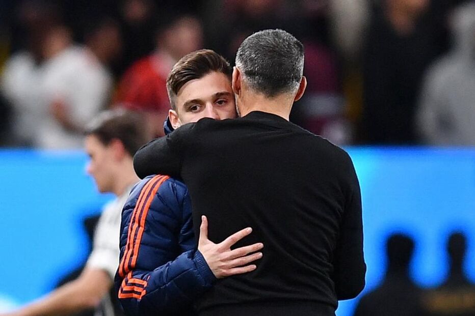 Abraço entre pai e filho no final do jogo 